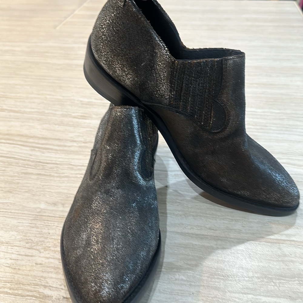 women’s Frye bootie
metallic, distressed ankle boots     
Bootie
size 9 5